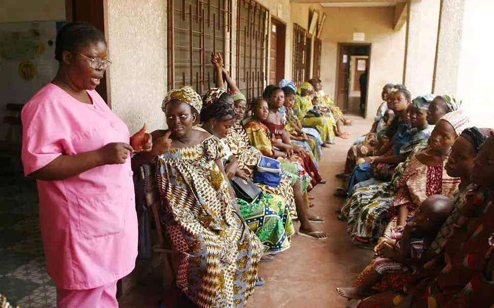 Hier werden Mütter darauf vorbereitet, wie sie ihre Kinder vor Krankheiten schützen | © UNICEF Benin: Aufklärung über Kinderkrankheiten in einer Gesundheitsstation
