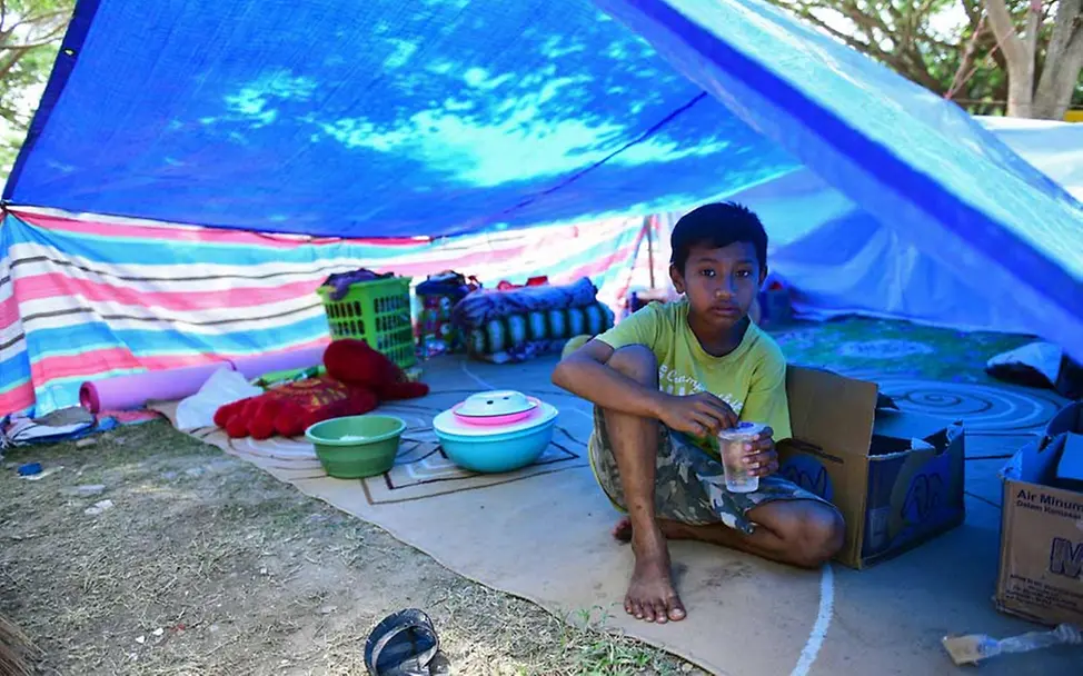 Notunterkünfte: Tausende Kinder hatten ihr Zuhause verloren. | © UNICEF/Wilander Haikal ist eines der vielen Kinder, die nach der Katastrophe in einem provisorischen Zelt lebten.