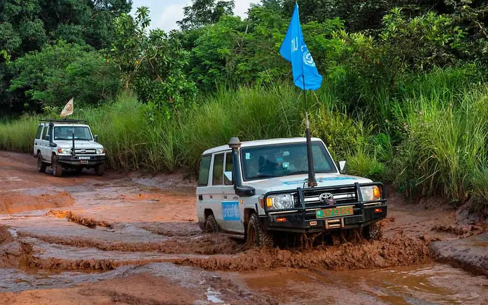 Ein UNICEF-Konvoi ist auf dem Weg in ein Flüchtlingslager. | © UNICEF/Gilbertson VII Photo Ein UNICEF-Konvoi durchquert eine überflutete Straße.