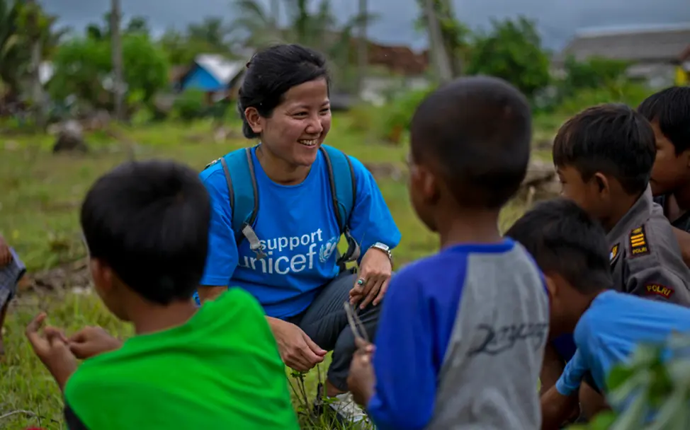 Nach dem Tsunami in Indonesien spricht eine Helferin mit Kindern | © UNICEF/Wilander Tsunami in Indonesien: Eine UNICEF-Helferin spricht mit Kindern