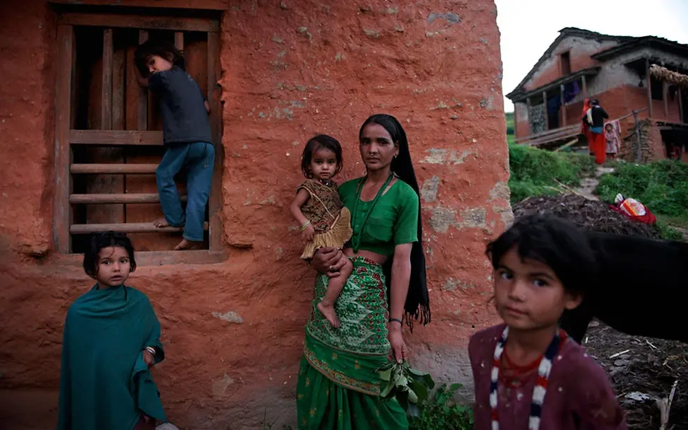 Eine Familie aus dem Dorf Biraltoli in Nepal | © UNICEF/NYHQ2012-1981/Noorani Eine Familie aus dem Dorf Biraltoli in Nepal | © UNICEF/NYHQ2012-1981/Noorani