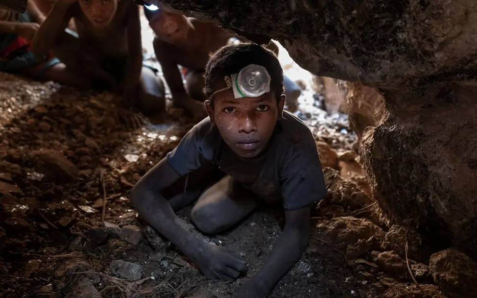 Sambilahatsa in der Glimmermine Vohibola in der Region Anosy, 15 Meter unter der Erde, im Winter im Juni 2022 | © UNICEF/UN0673616/Andrianantenaina Sambilahatsa in der Glimmermine Vohibola in der Region Anosy, 15 Meter unter der Erde, im Winter im Juni 2022.