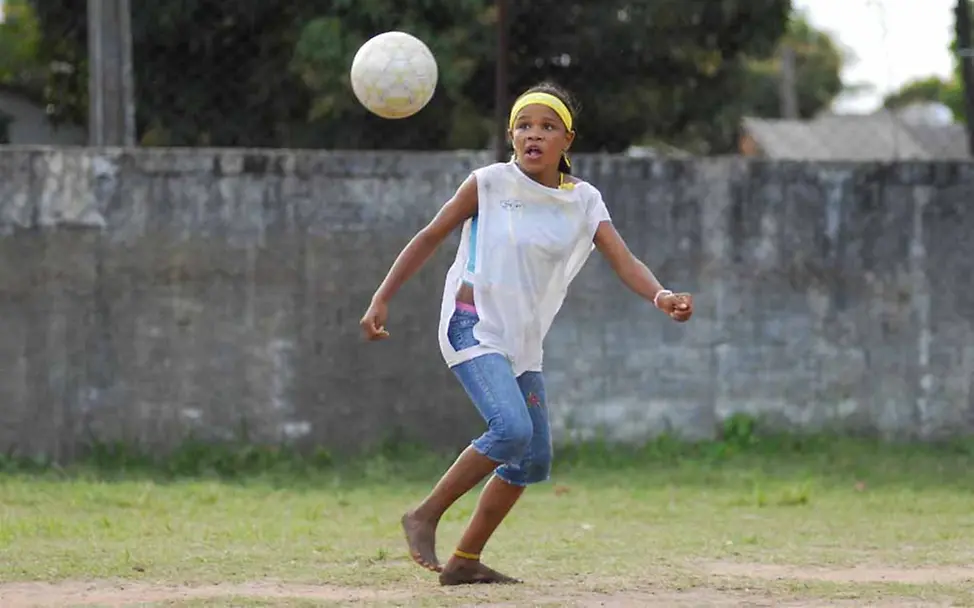 Brasilianisches Mädchen beim Fußball-Training | ©UNICEF/Versiani Fußball in Brasilien
