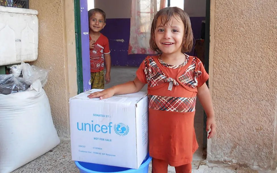 Soforthilfe-Paket für Flüchtlingsfamilien | © UNICEF/Hussein Irak: Mädchen mit Hilfspaket